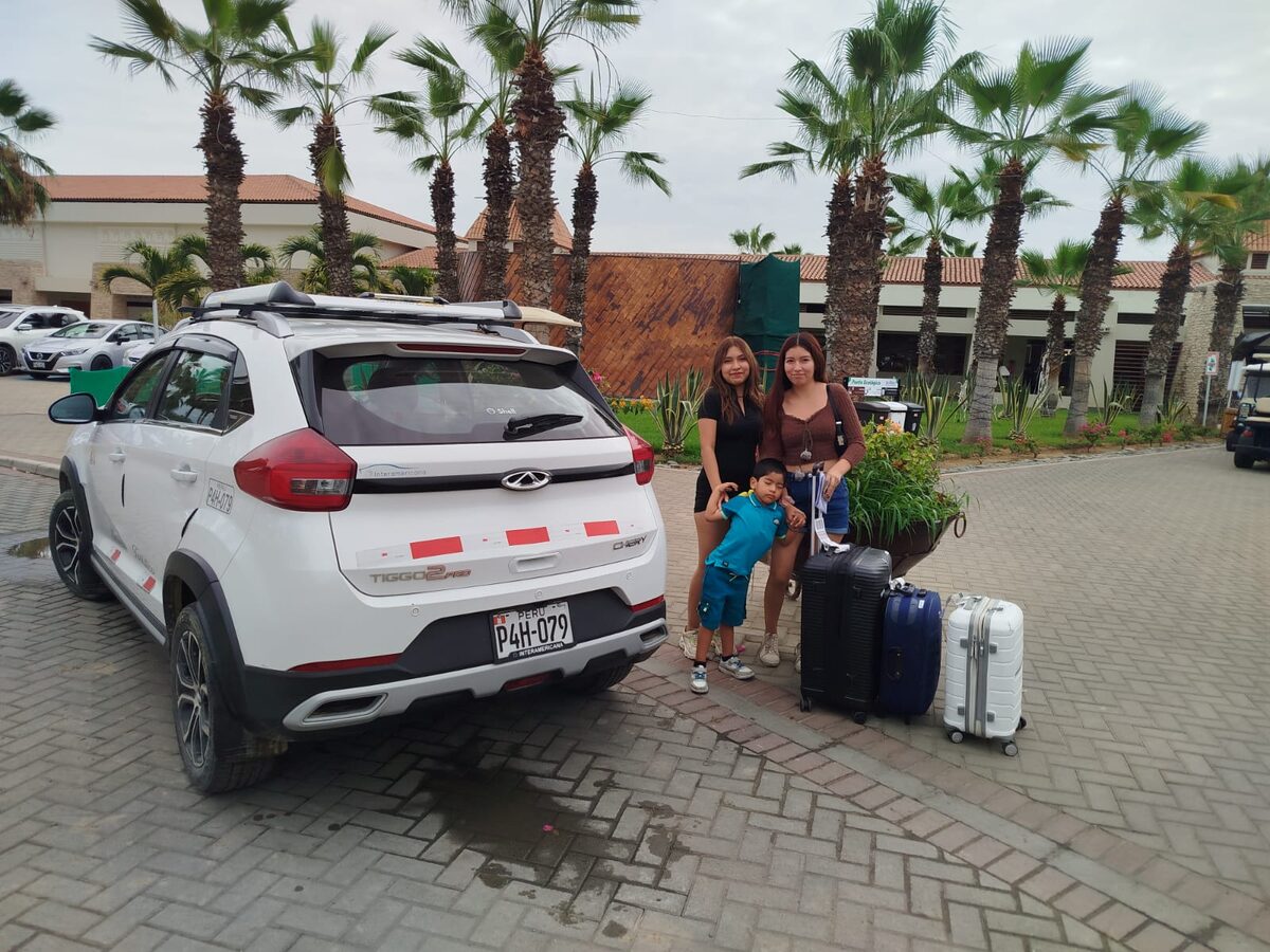 Familia de turistas viajando con G&B D'Alexa