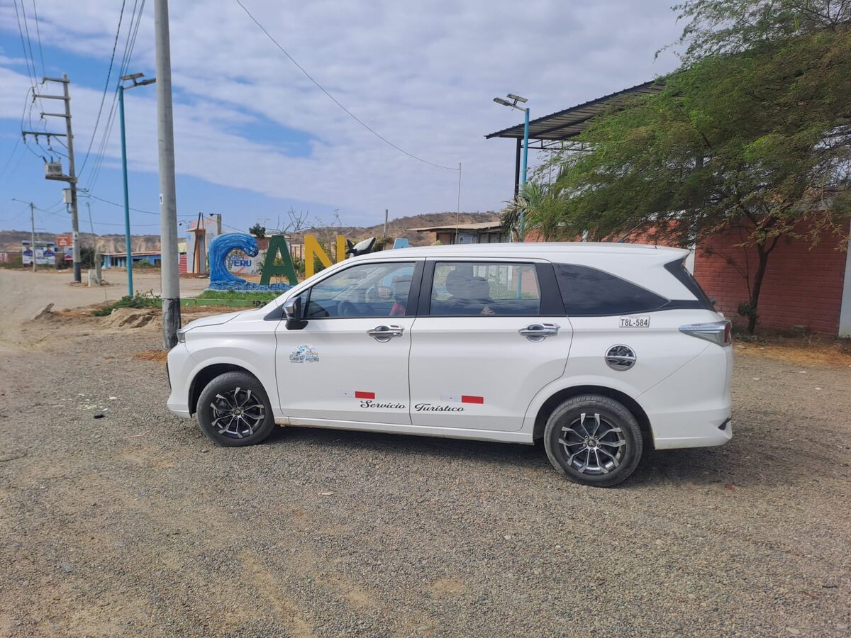 Van de transporte turístico en ruta a Cancas